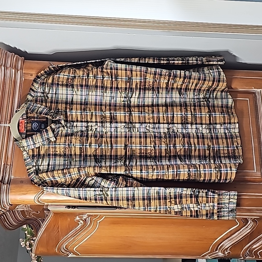 ST.JOHNS BAY, men's long sleeve shirt. Size large. Comfort stretch, plaid. Nice